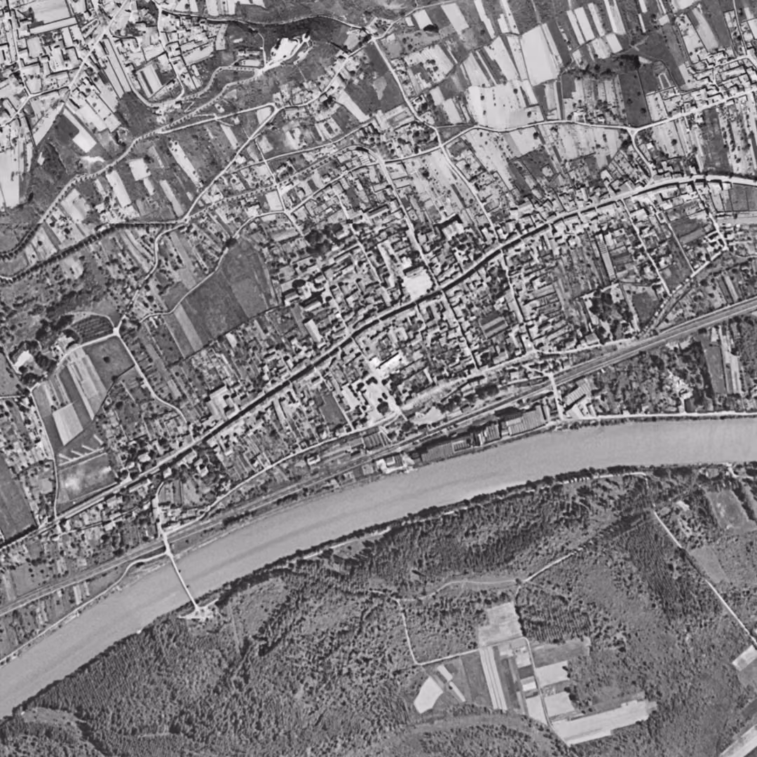 Miribel en 1954, le centre vu du ciel, au même cadrage