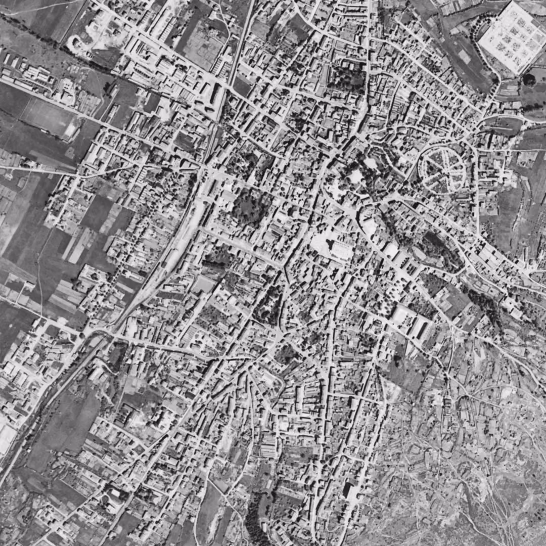 Oyonnax en 1953, le centre vu du ciel, au même cadrage