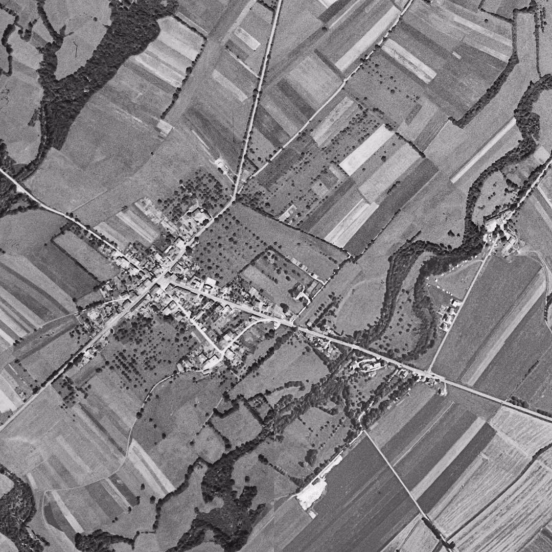 Saint-Genis-Pouilly en 1953, le centre vu du ciel, au même cadrage