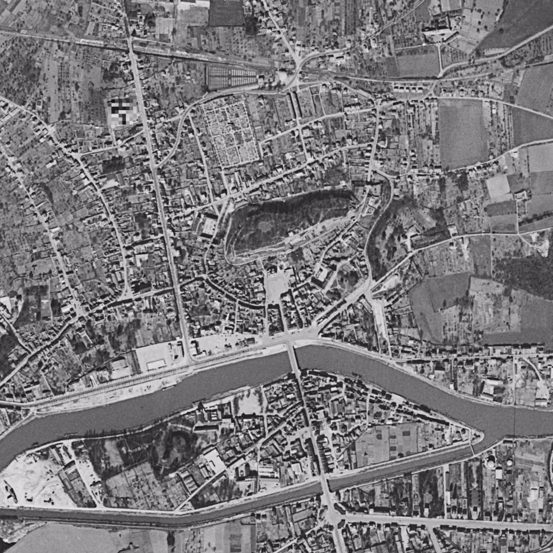 Château-Thierry en 1958, le centre vu du ciel, au même cadrage