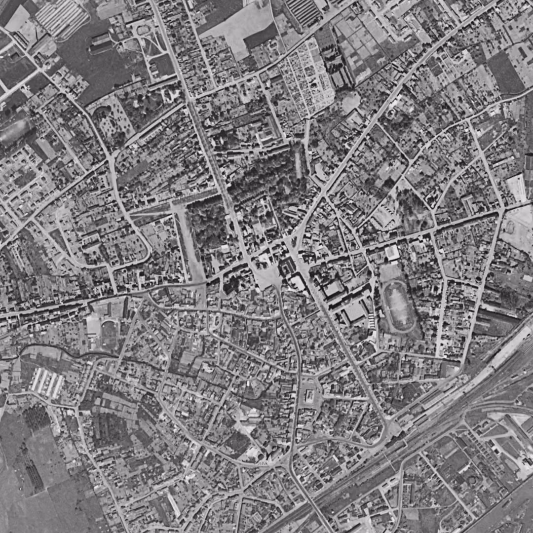 Chauny en 1958, le centre vu du ciel, au même cadrage