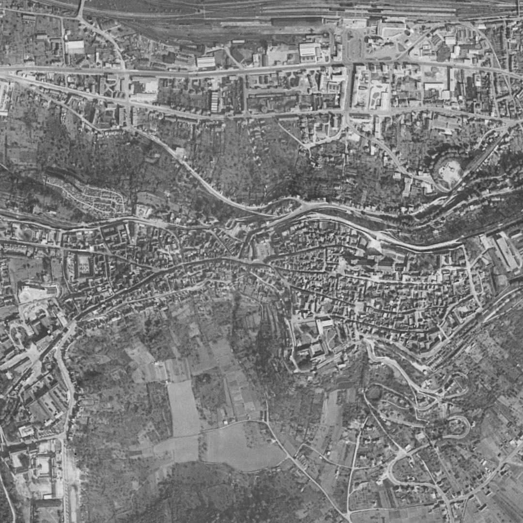 Laon en 1957, le centre vu du ciel, au même cadrage