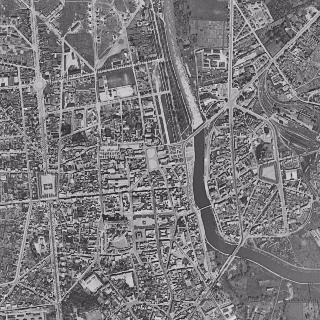 Soissons en 1957, le centre vu du ciel, au même cadrage