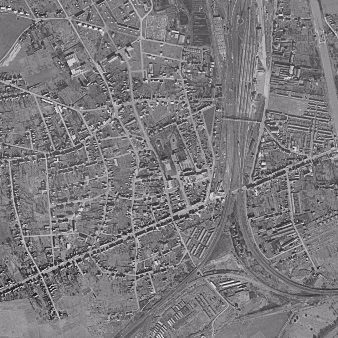 Tergnier en 1956, le centre vu du ciel, au même cadrage