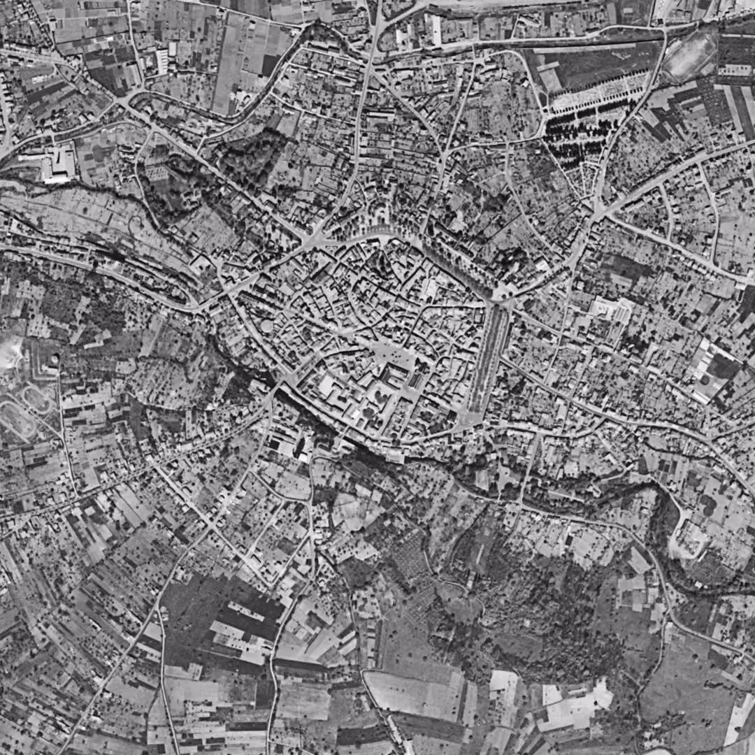 Cusset en 1954, le centre vu du ciel, au même cadrage