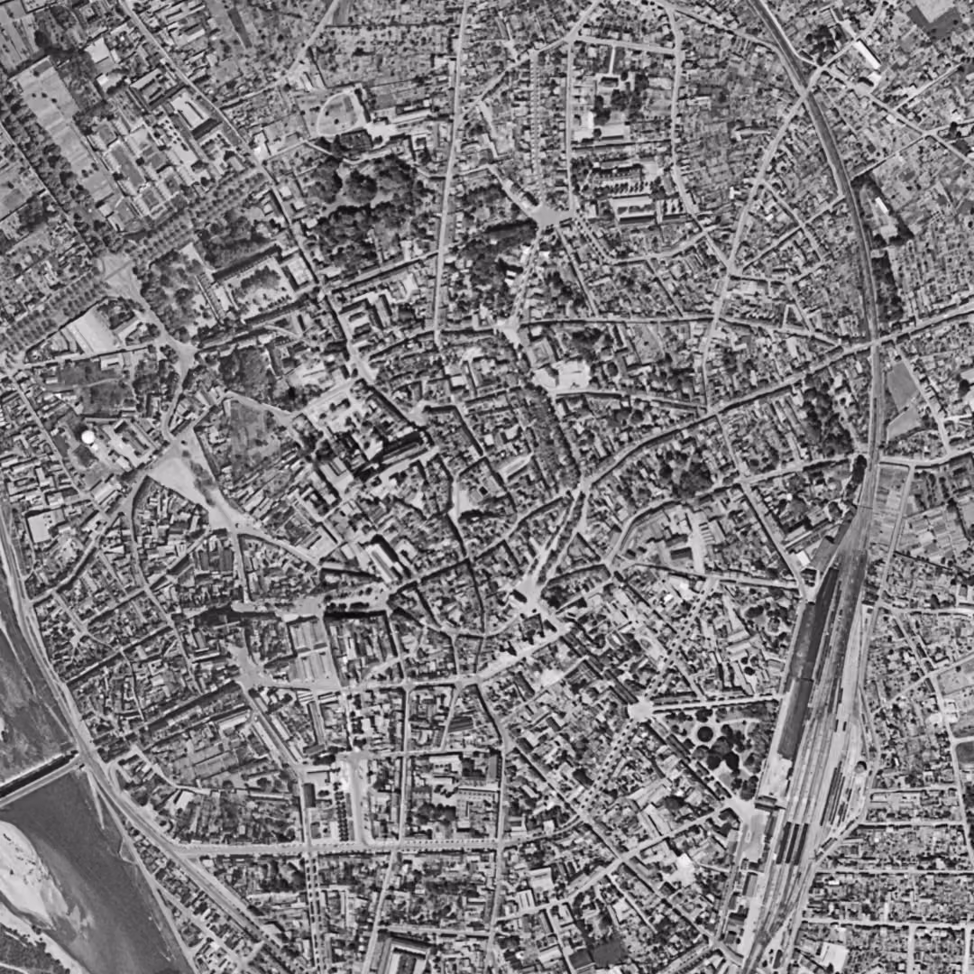 Moulins en 1954, le centre vu du ciel, au même cadrage
