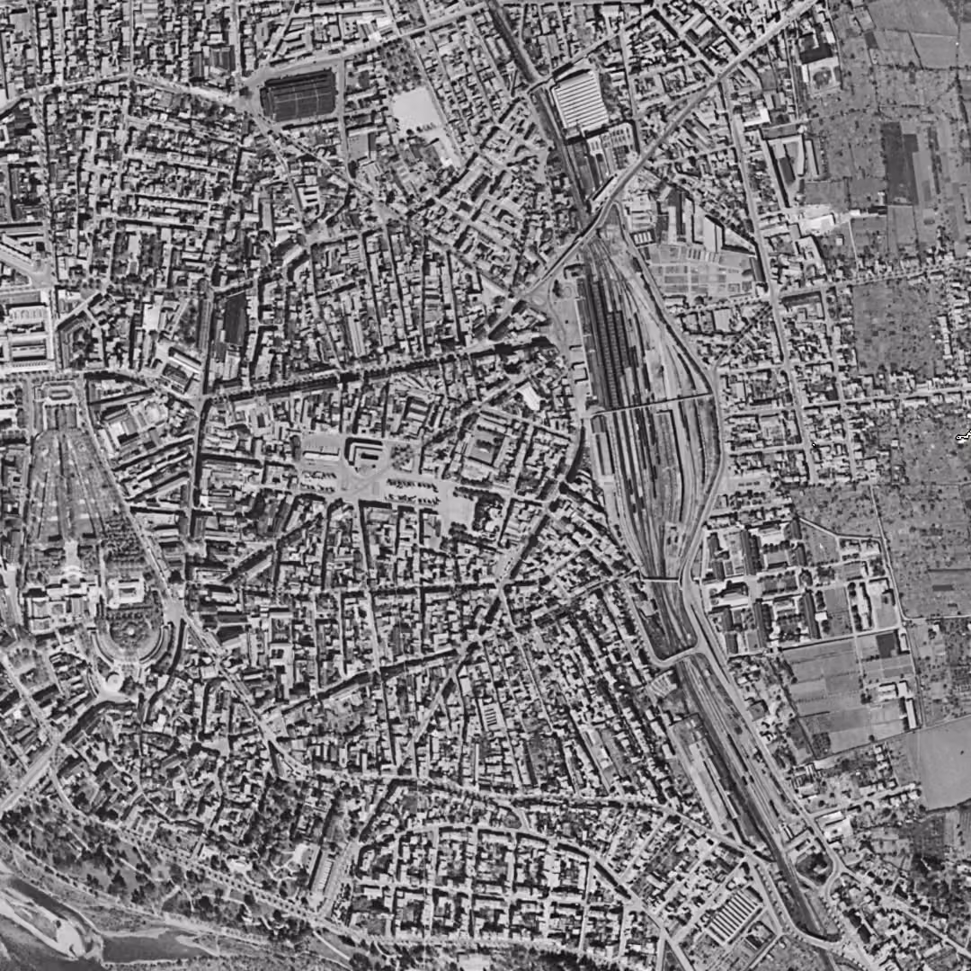 Vichy en 1954, le centre vu du ciel, au même cadrage