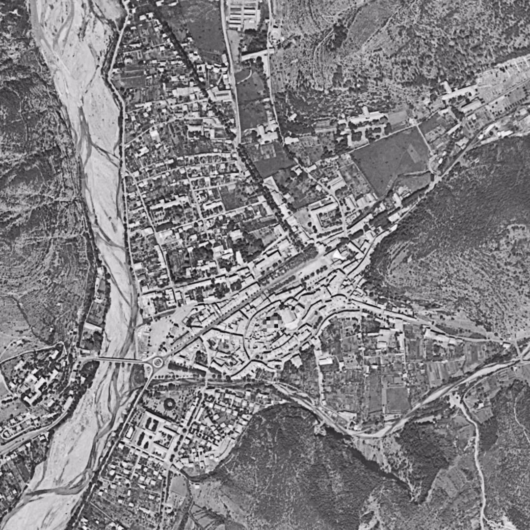 Digne-les-Bains en 1953, le centre vu du ciel, au même cadrage