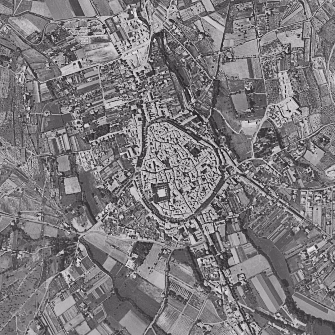 Manosque en 1958, le centre vu du ciel, au même cadrage