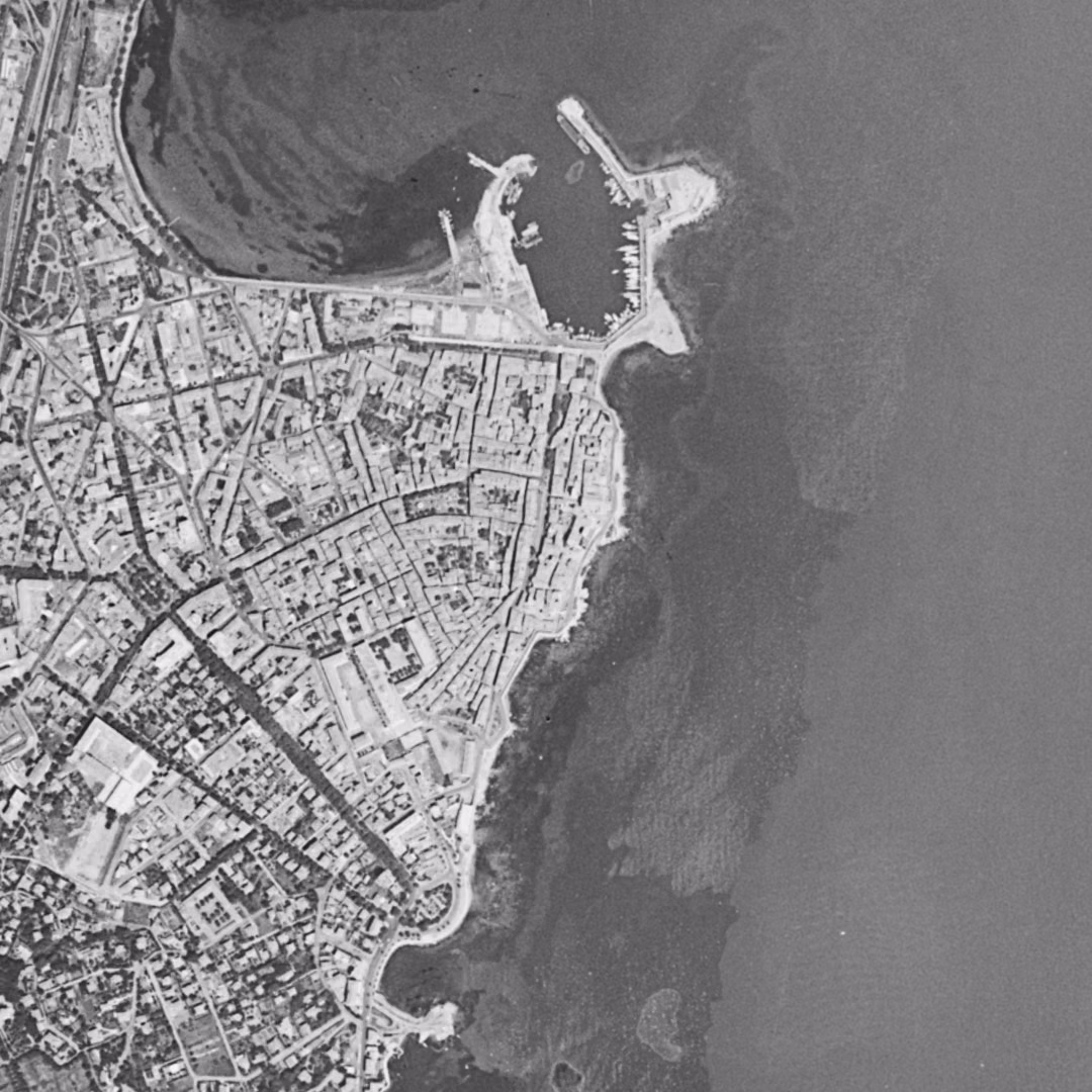 Antibes en 1958, le centre vu du ciel, au même cadrage