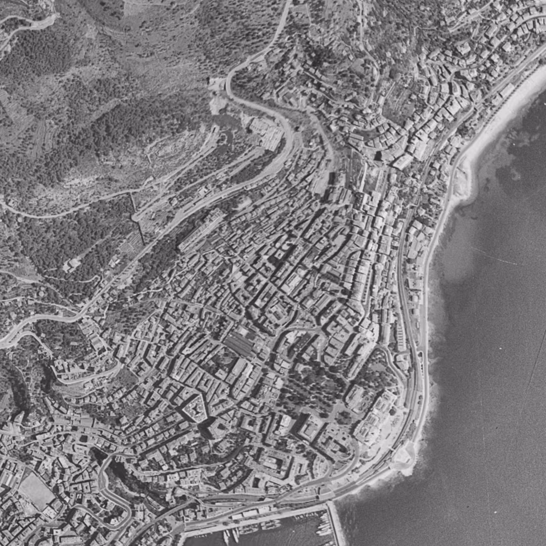 Beausoleil en 1955, le centre vu du ciel, au même cadrage