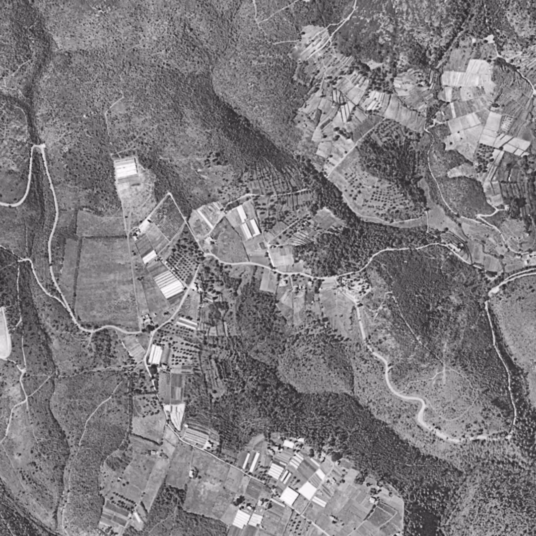 Biot en 1958, le centre vu du ciel, au même cadrage