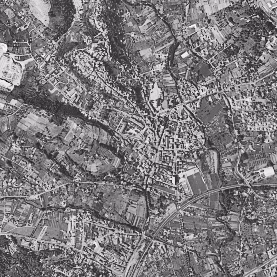 Cagnes-sur-Mer en 1958, le centre vu du ciel, au même cadrage