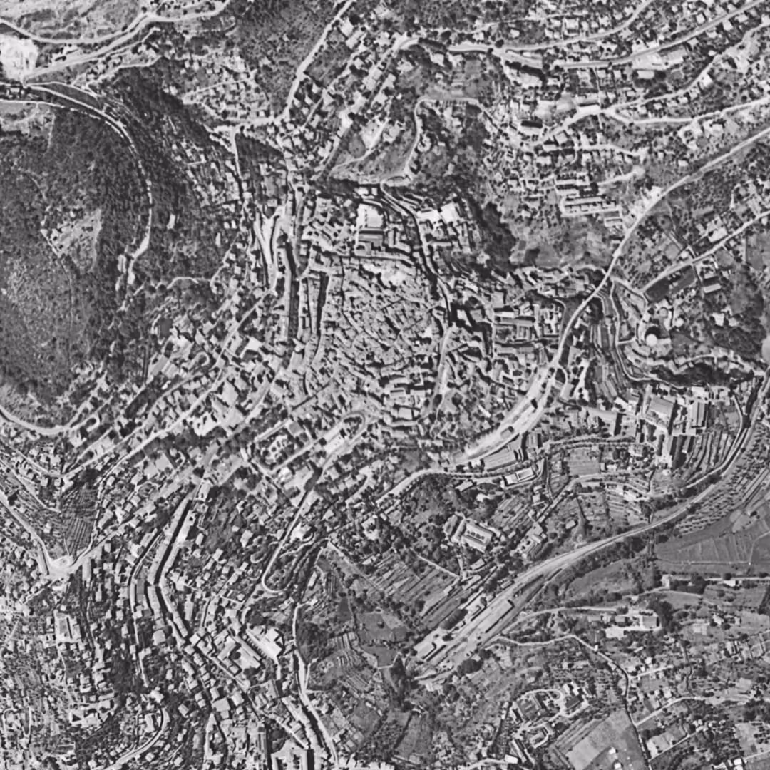 Grasse en 1958, le centre vu du ciel, au même cadrage