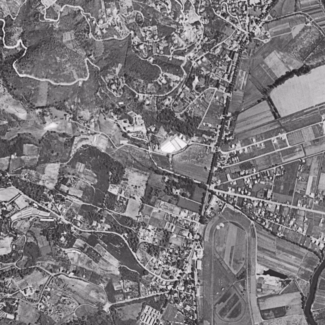 Mandelieu-la-Napoule en 1955, le centre vu du ciel, au même cadrage