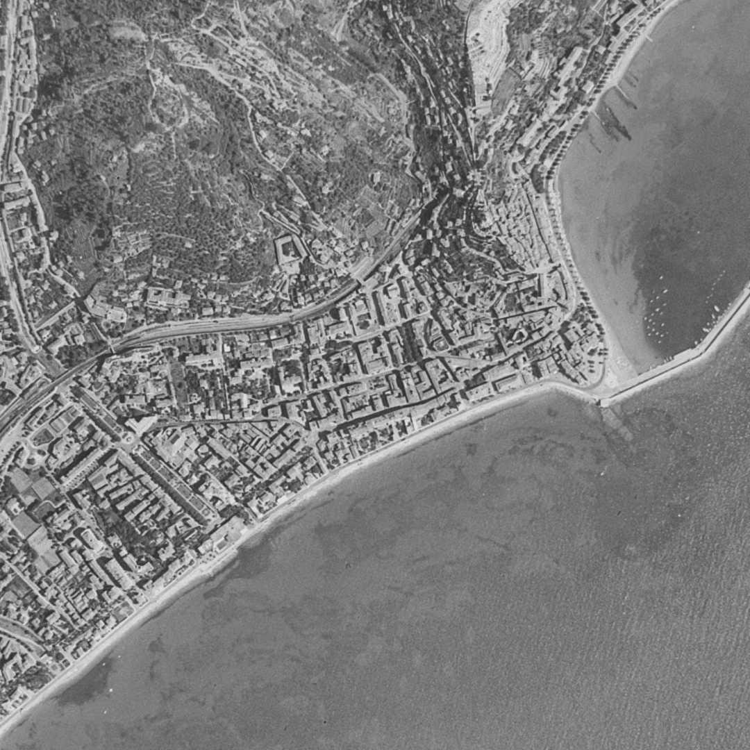 Menton en 1955, le centre vu du ciel, au même cadrage