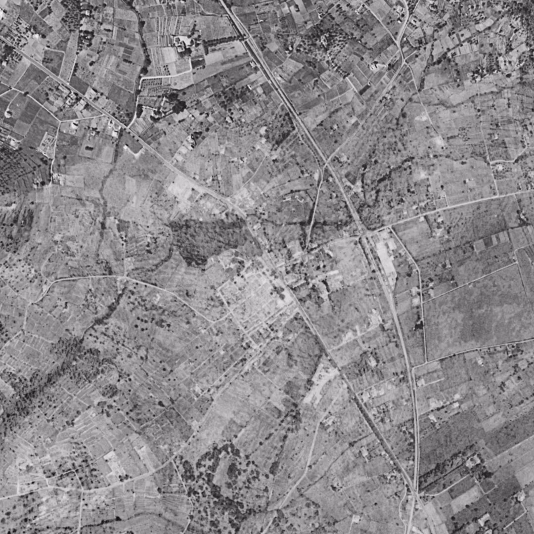 Mouans-Sartoux en 1958, le centre vu du ciel, au même cadrage