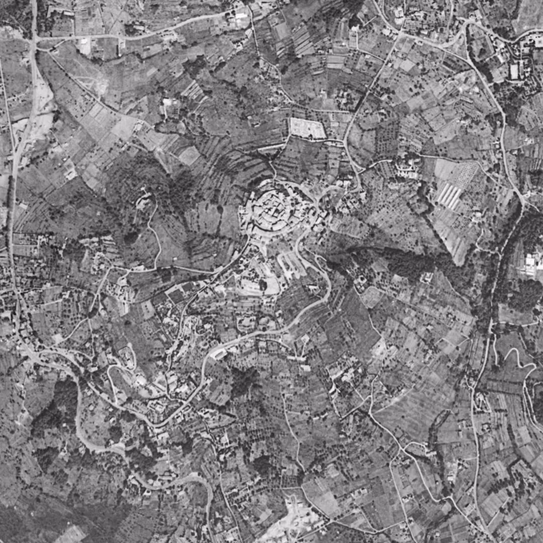 Mougins en 1958, le centre vu du ciel, au même cadrage