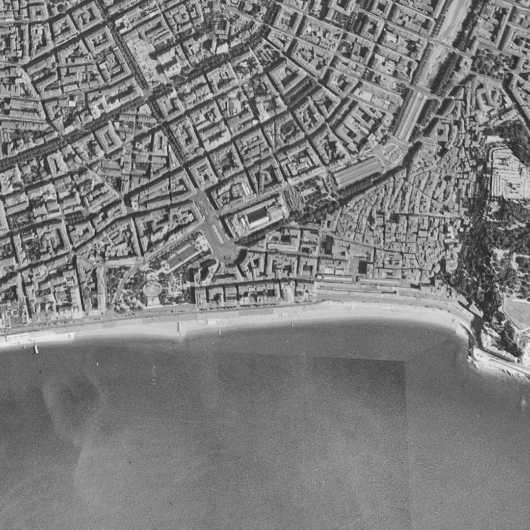 Nice en 1955, le centre vu du ciel, au même cadrage
