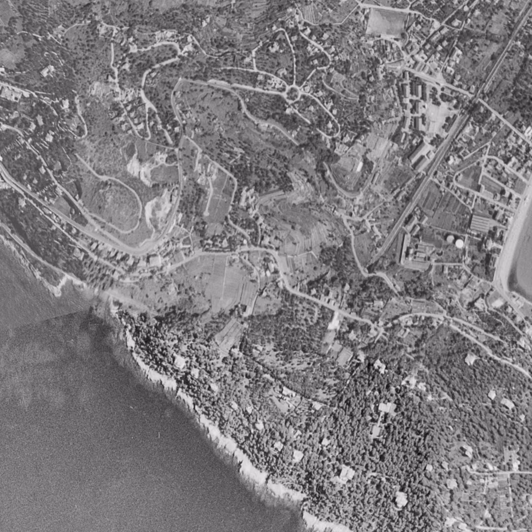Roquebrune-Cap-Martin en 1955, le centre vu du ciel, au même cadrage