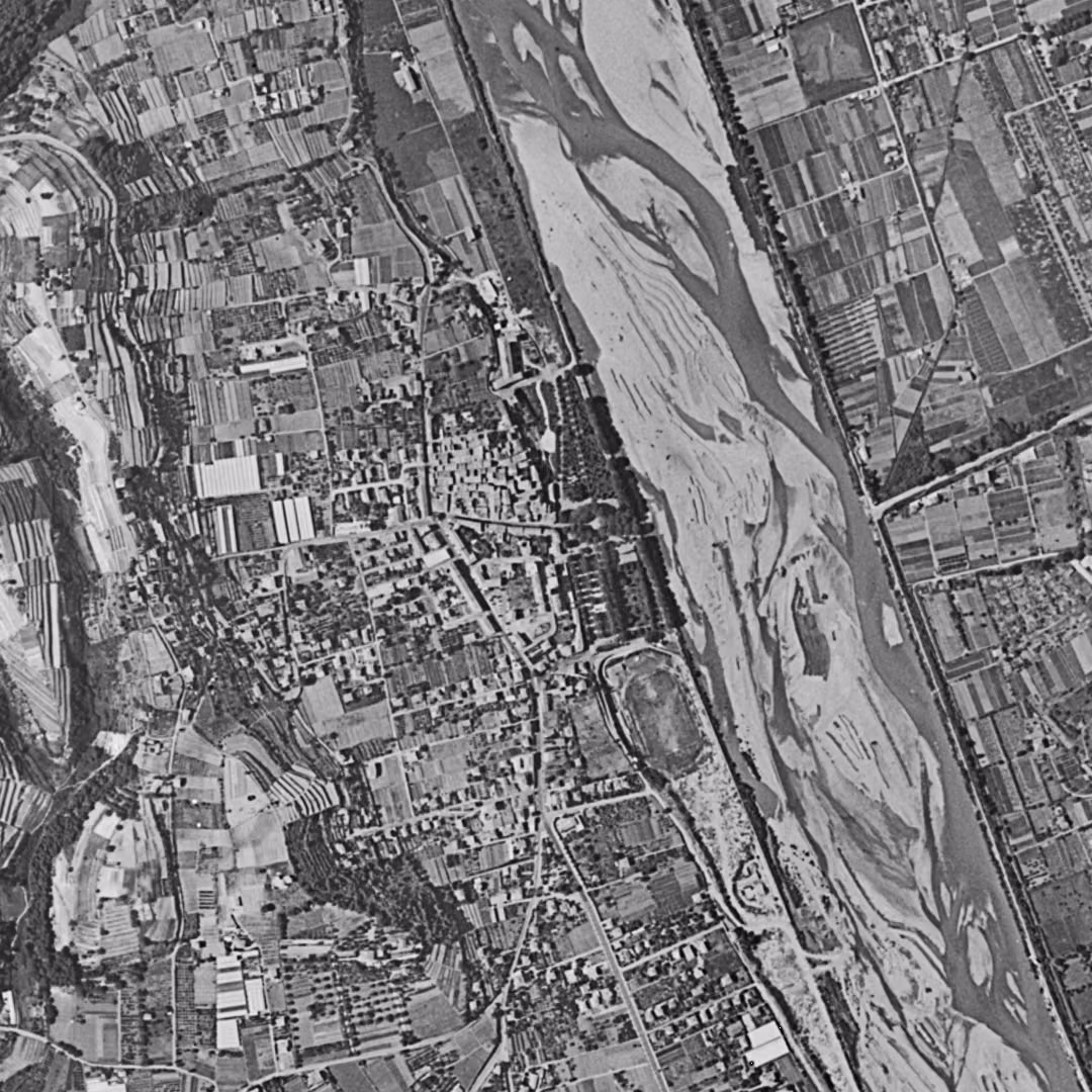 Saint-Laurent-du-Var en 1958, le centre vu du ciel, au même cadrage