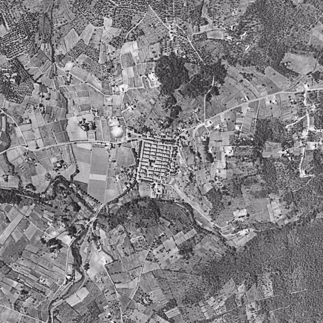 Valbonne en 1958, le centre vu du ciel, au même cadrage