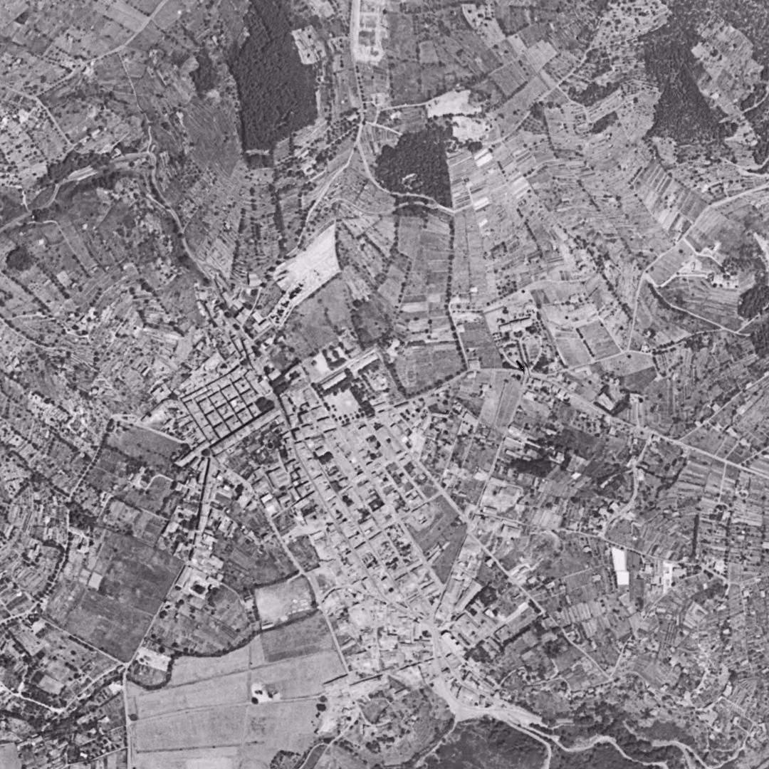 Vallauris en 1958, le centre vu du ciel, au même cadrage