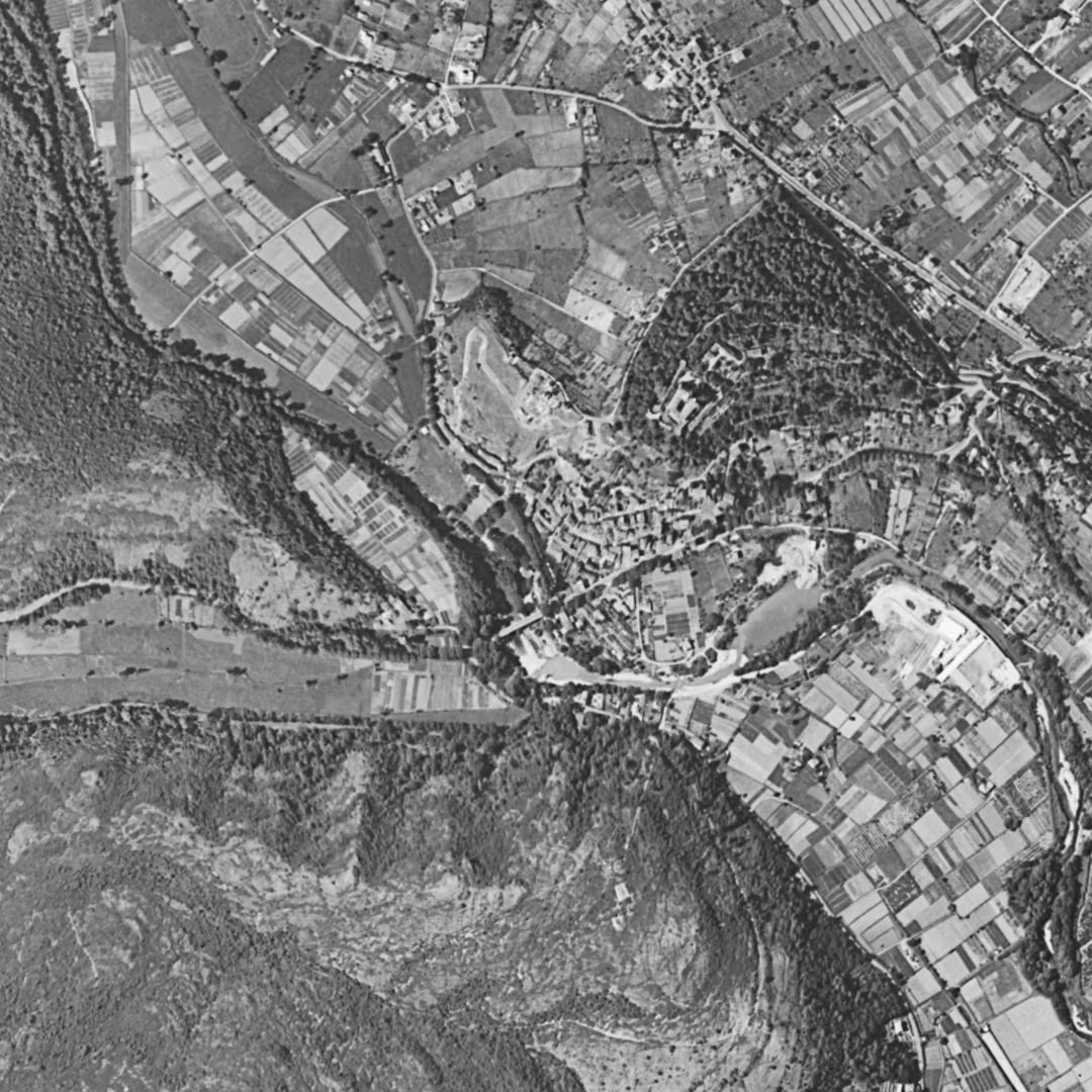 Villeneuve-Loubet en 1958, le centre vu du ciel, au même cadrage