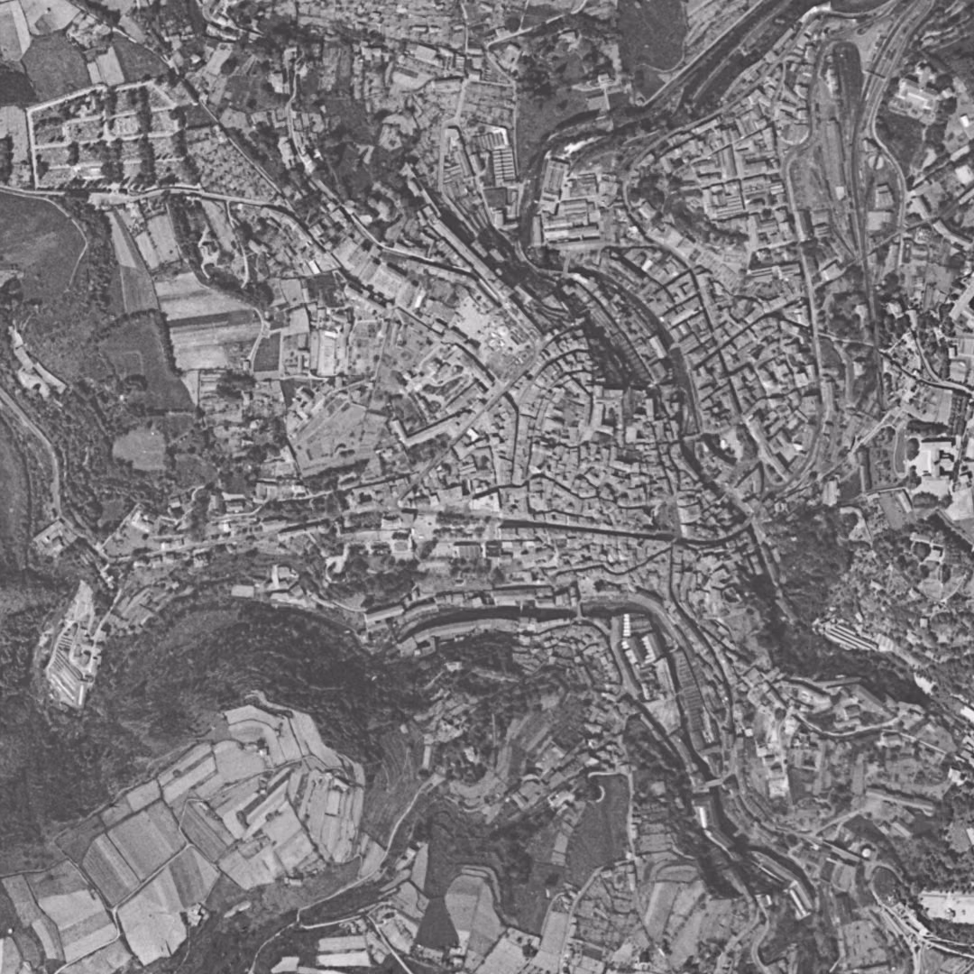 Annonay en 1955, le centre vu du ciel, au même cadrage