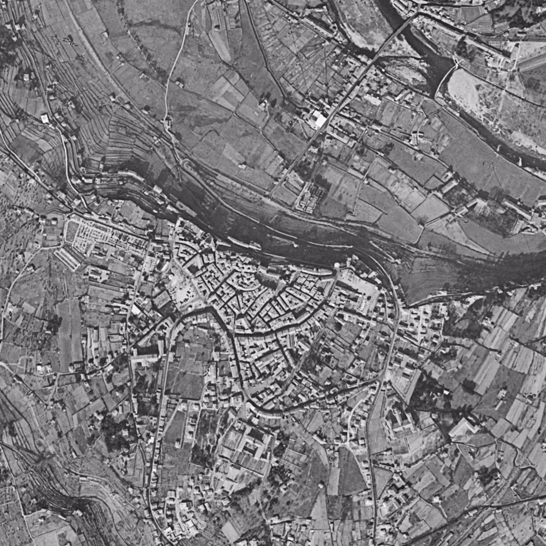 Aubenas en 1955, le centre vu du ciel, au même cadrage