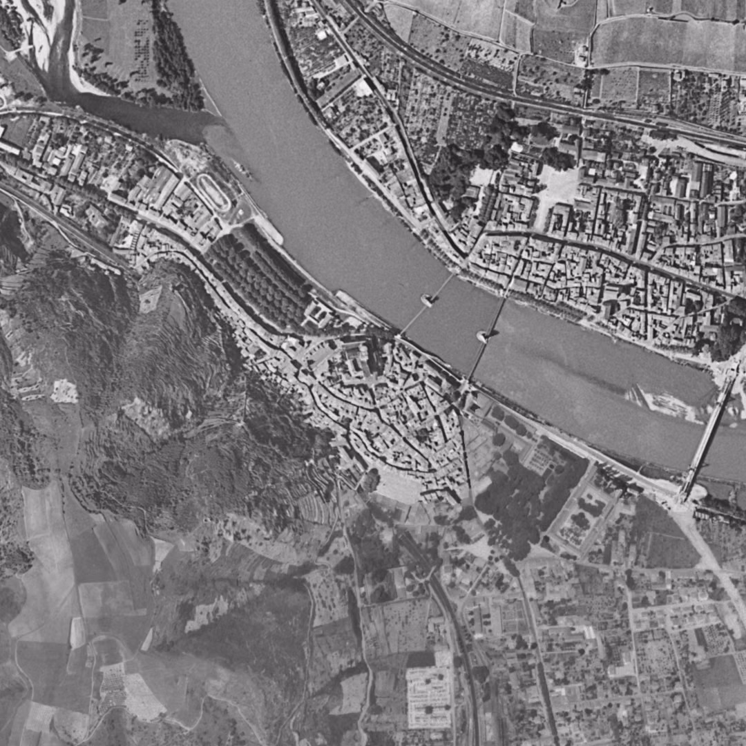 Tournon-sur-Rhône en 1958, le centre vu du ciel, au même cadrage
