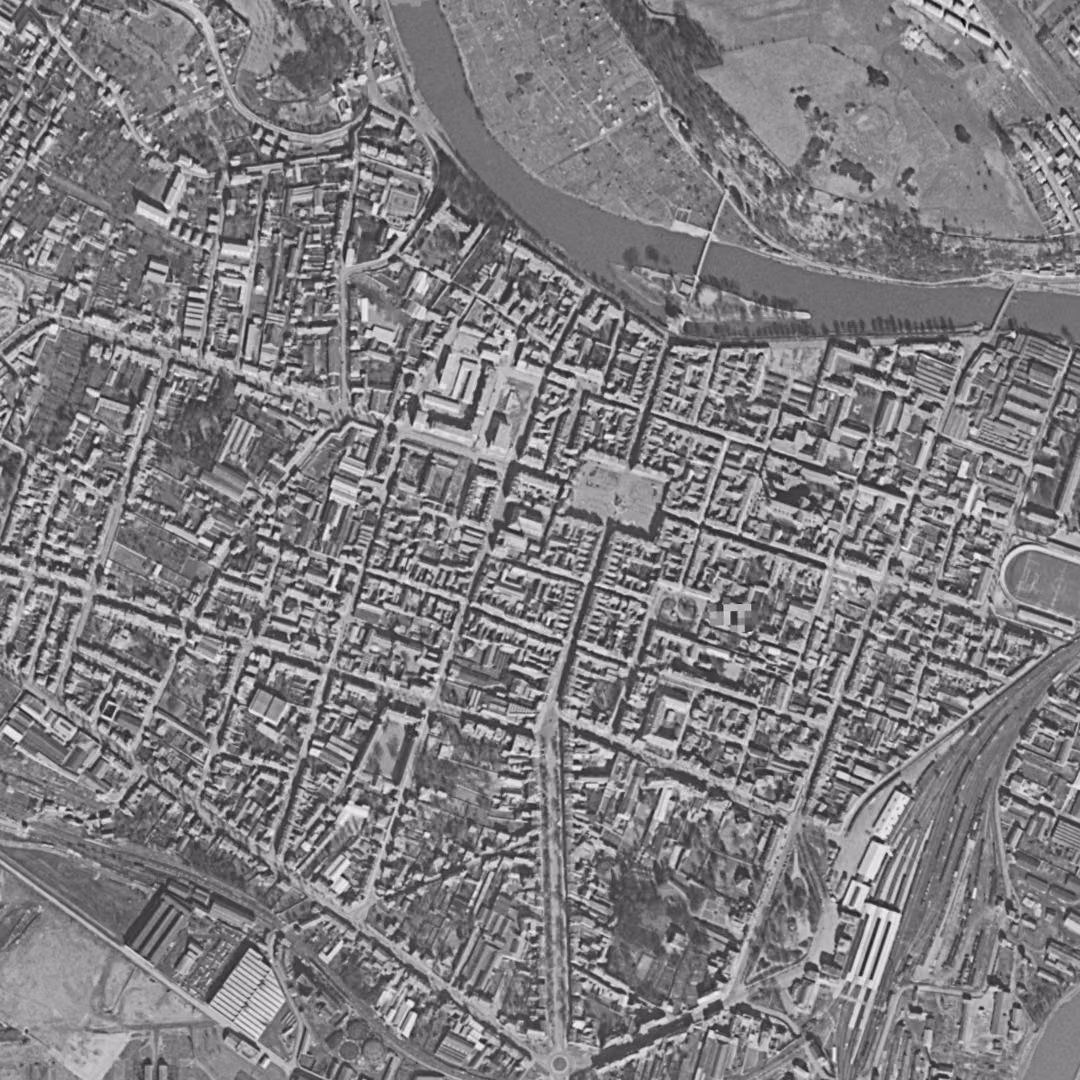 Charleville-Mézières en 1956, le centre vu du ciel, au même cadrage