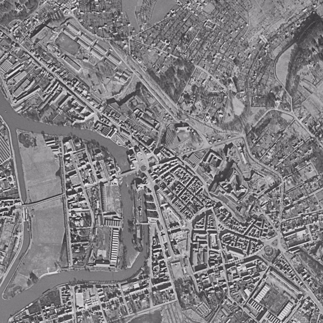 Sedan en 1956, le centre vu du ciel, au même cadrage