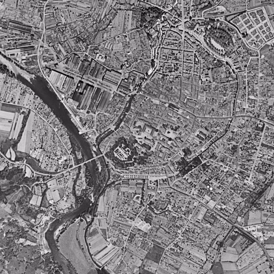 Pamiers en 1953, le centre vu du ciel, au même cadrage