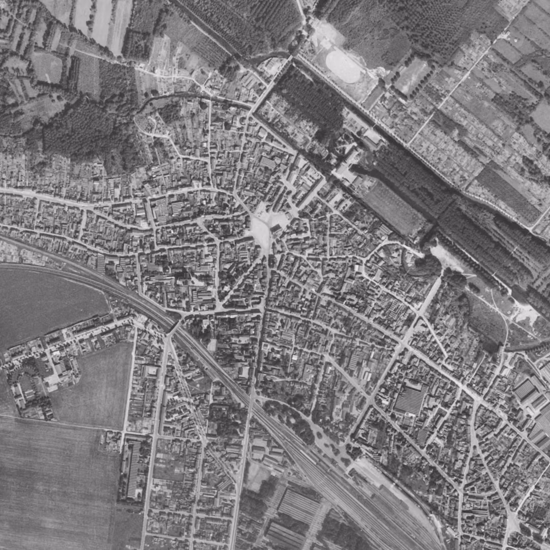 Romilly-sur-Seine en 1953, le centre vu du ciel, au même cadrage