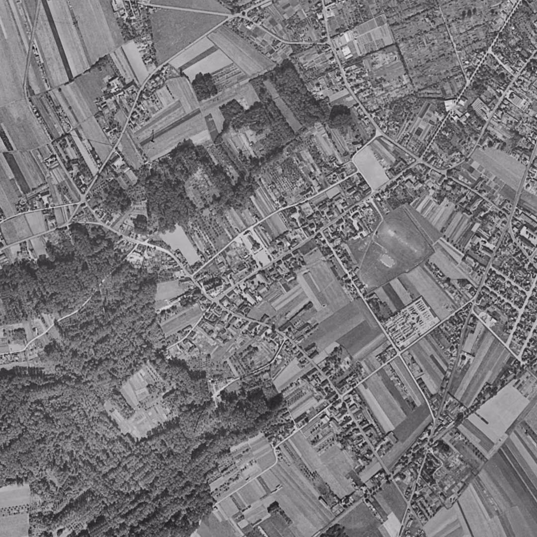 Saint-André-les-Vergers en 1953, le centre vu du ciel, au même cadrage