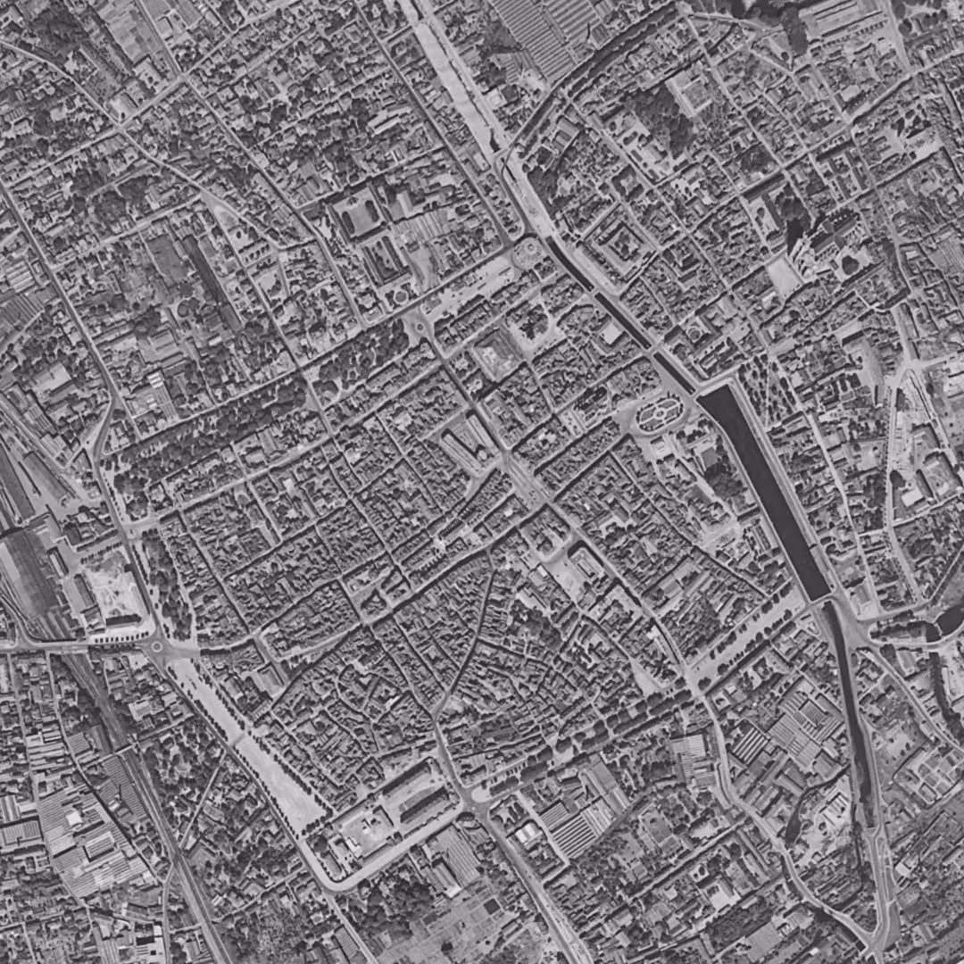 Troyes en 1953, le centre vu du ciel, au même cadrage