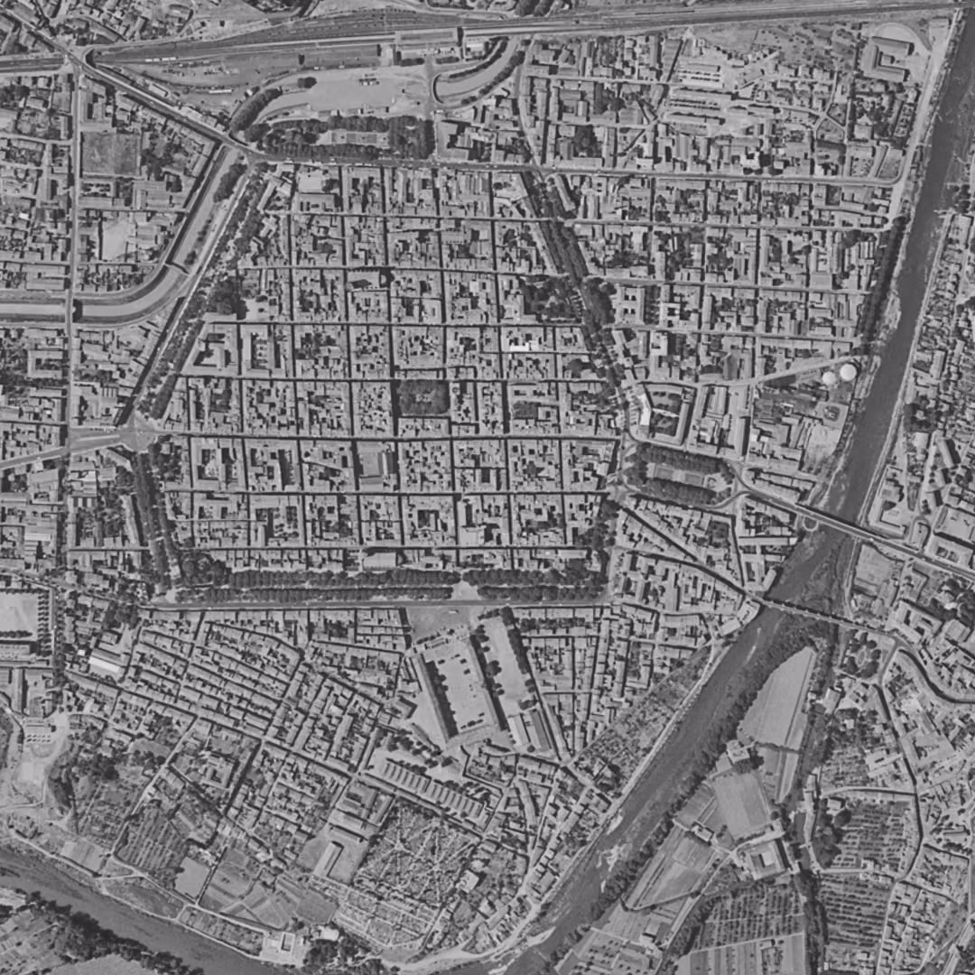 Carcassonne en 1962, le centre vu du ciel, au même cadrage