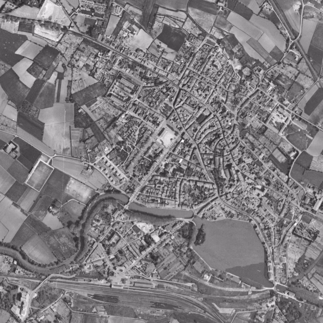 Castelnaudary en 1956, le centre vu du ciel, au même cadrage