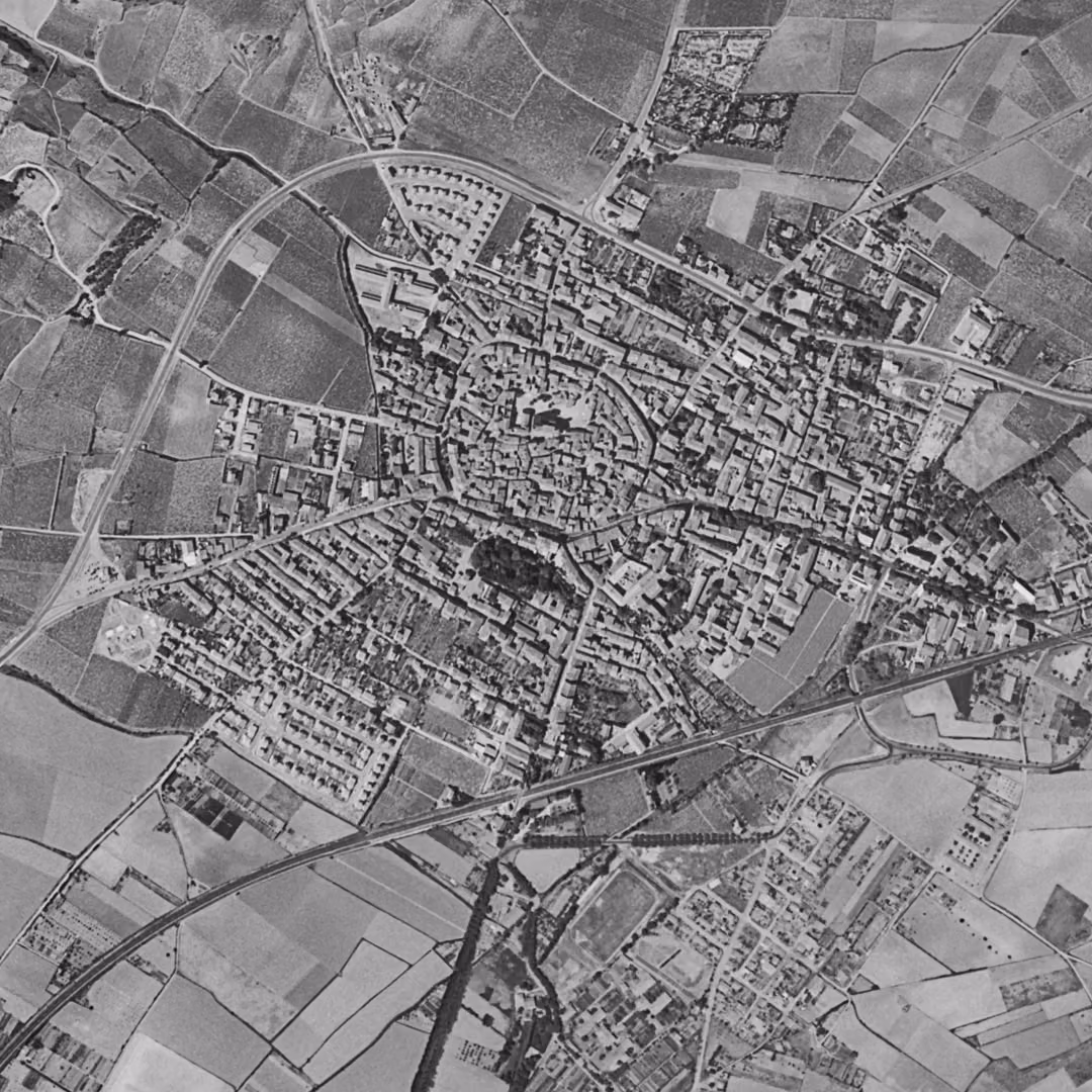 Lézignan-Corbières en 1962, le centre vu du ciel, au même cadrage
