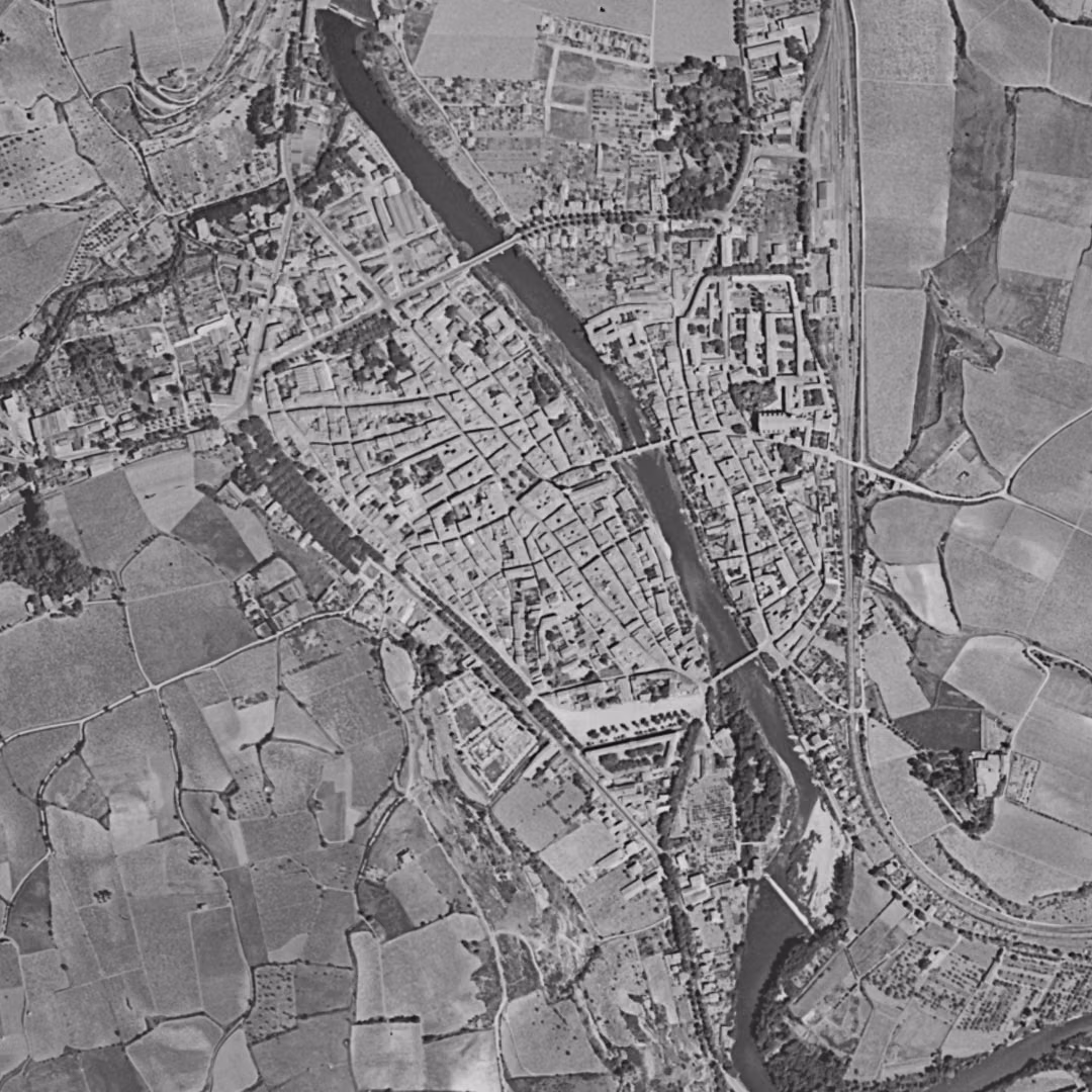 Limoux en 1954, le centre vu du ciel, au même cadrage