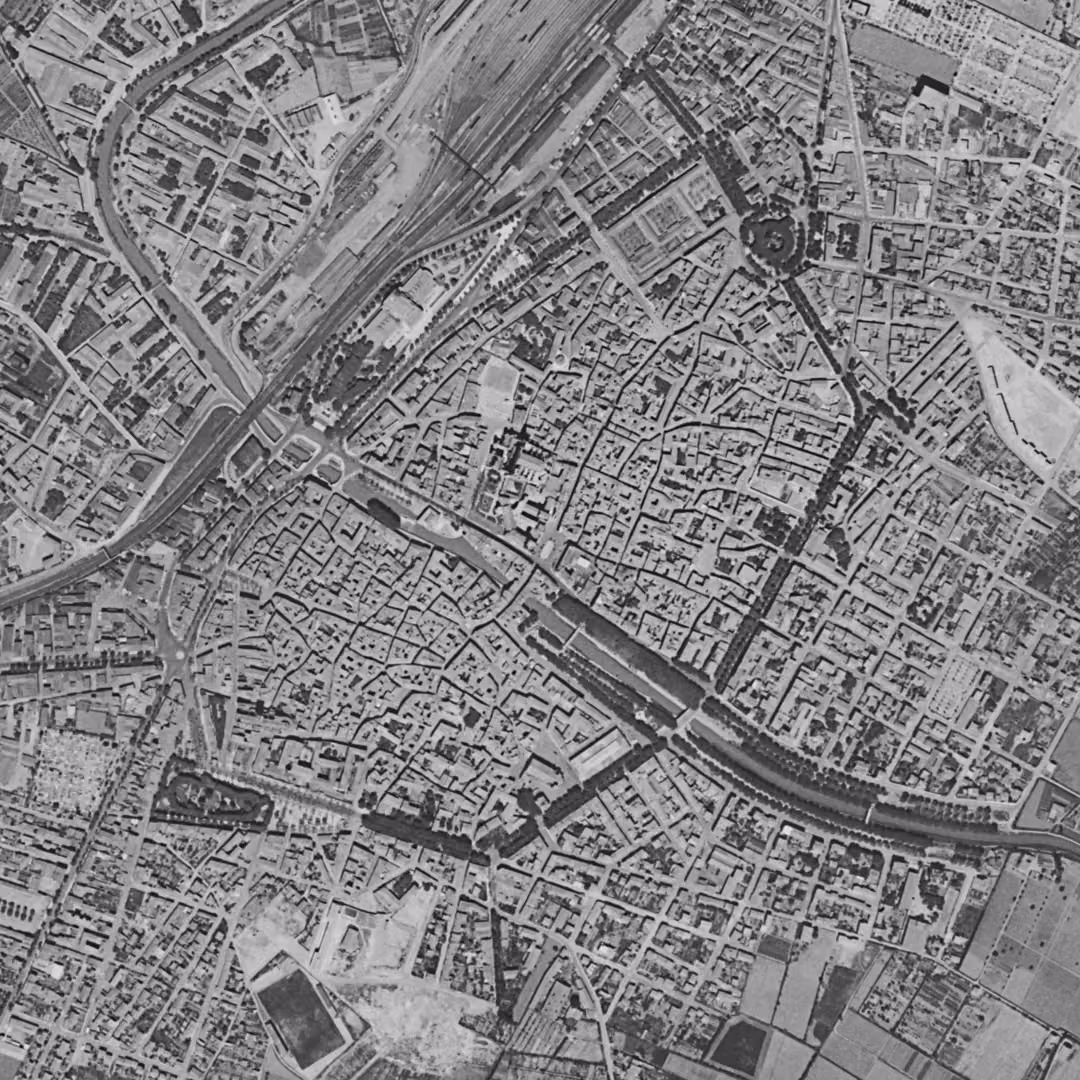 Narbonne en 1954, le centre vu du ciel, au même cadrage