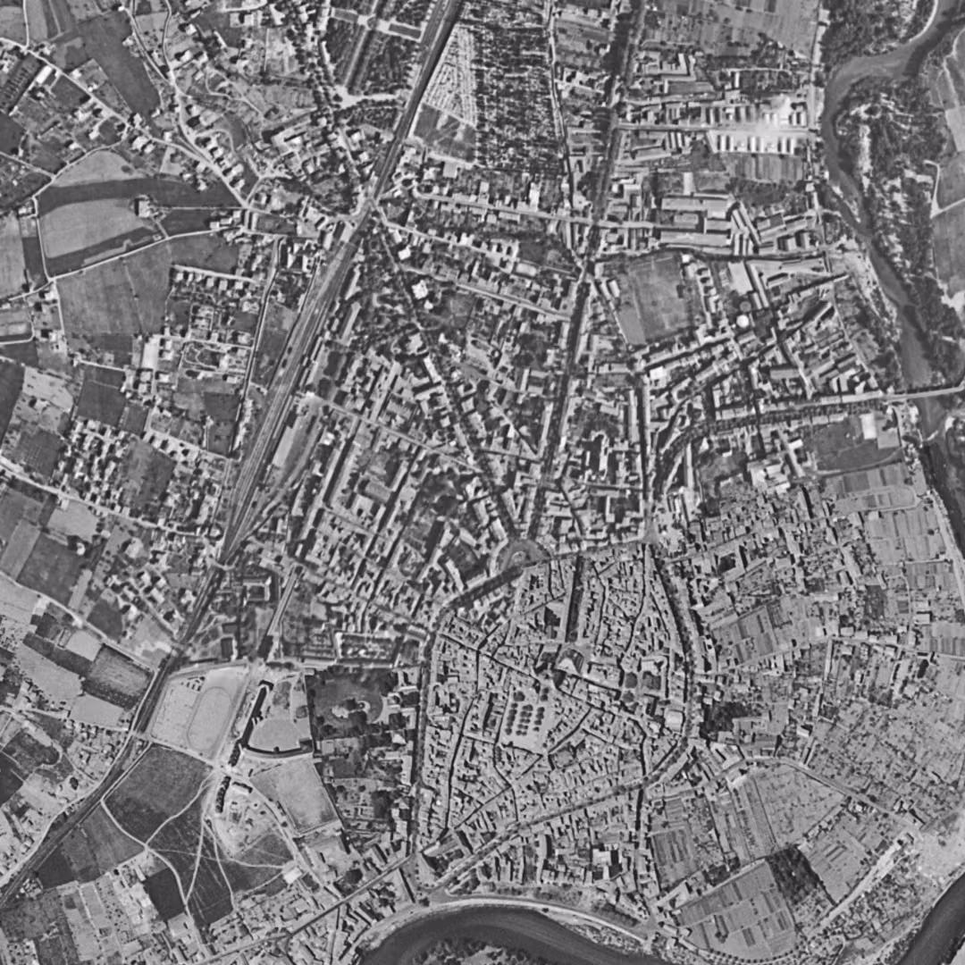 Millau en 1956, le centre vu du ciel, au même cadrage