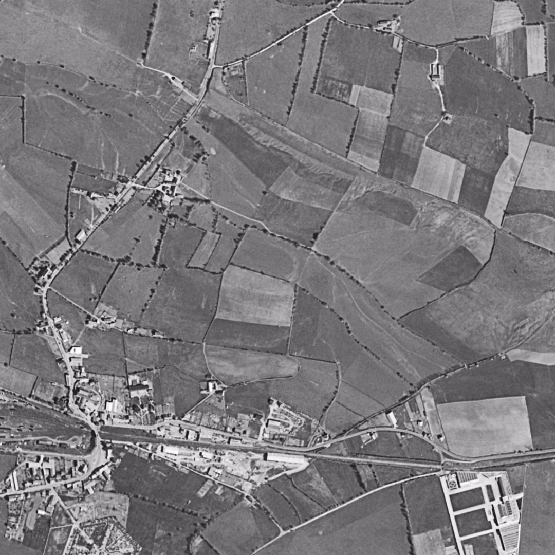 Onet-le-Château en 1956, le centre vu du ciel, au même cadrage