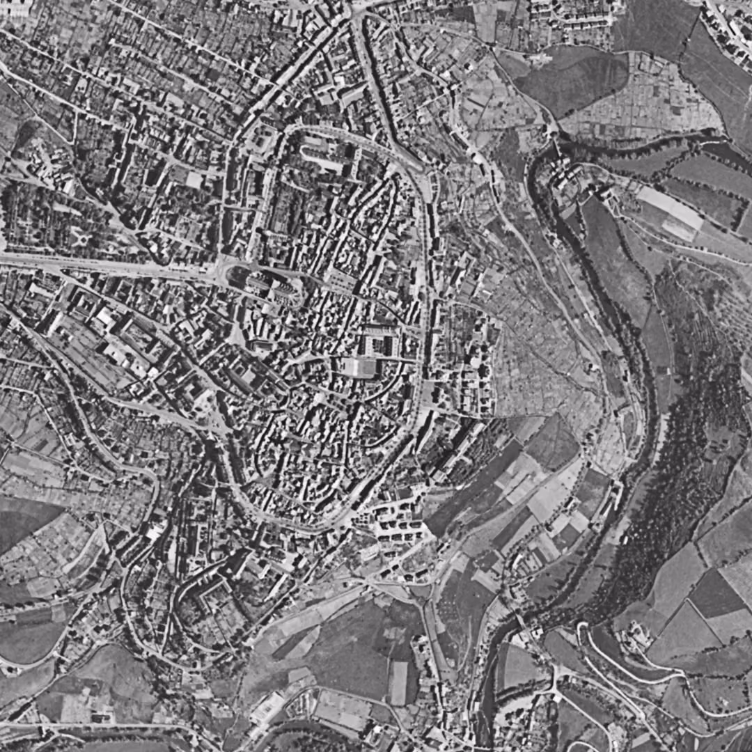 Rodez en 1956, le centre vu du ciel, au même cadrage