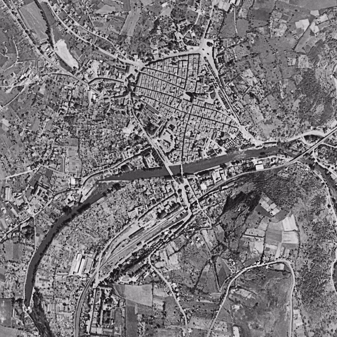 Villefranche-de-Rouergue en 1957, le centre vu du ciel, au même cadrage