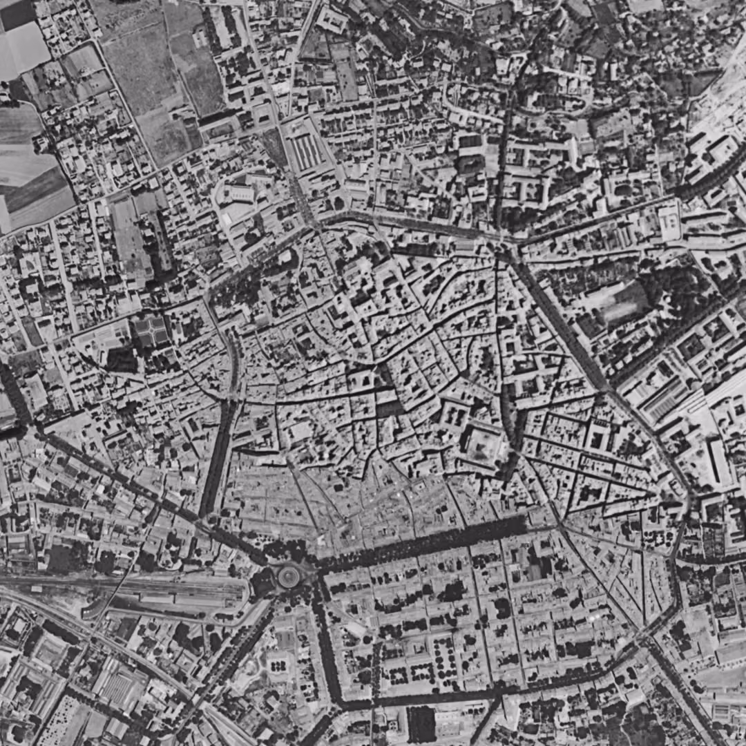 Aix-en-Provence en 1960, le centre vu du ciel, au même cadrage