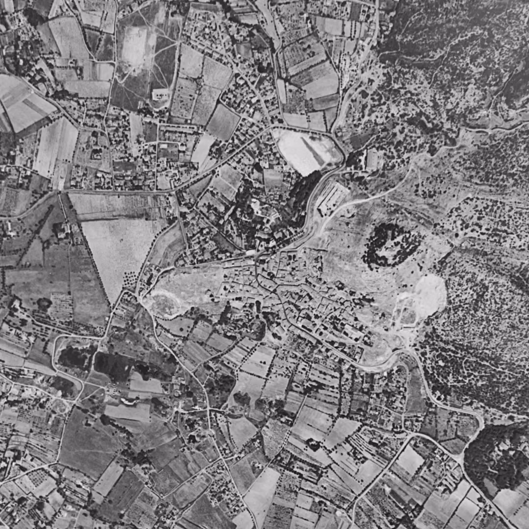Allauch en 1955, le centre vu du ciel, au même cadrage