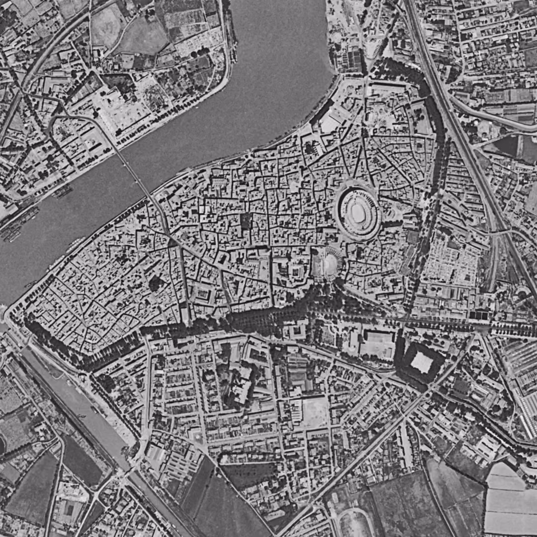 Arles en 1953, le centre vu du ciel, au même cadrage