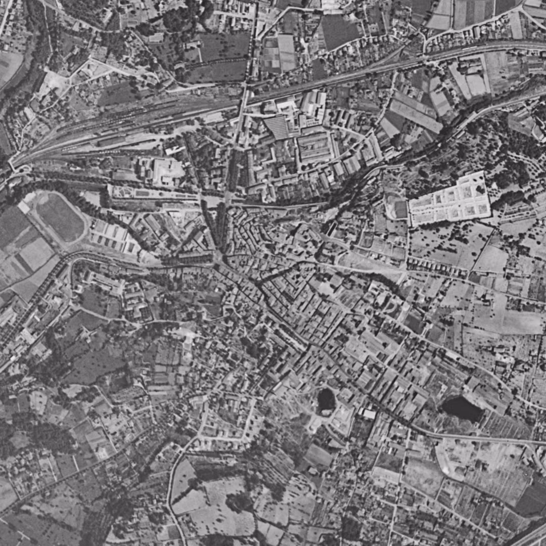 Aubagne en 1955, le centre vu du ciel, au même cadrage